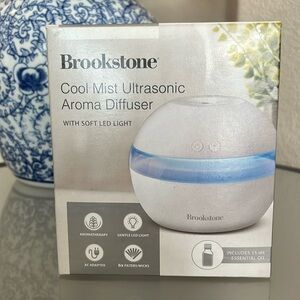 Brookstone Cool Mist Ultrasonic Aroma Diffuser WITH SOFE LED LIGHT